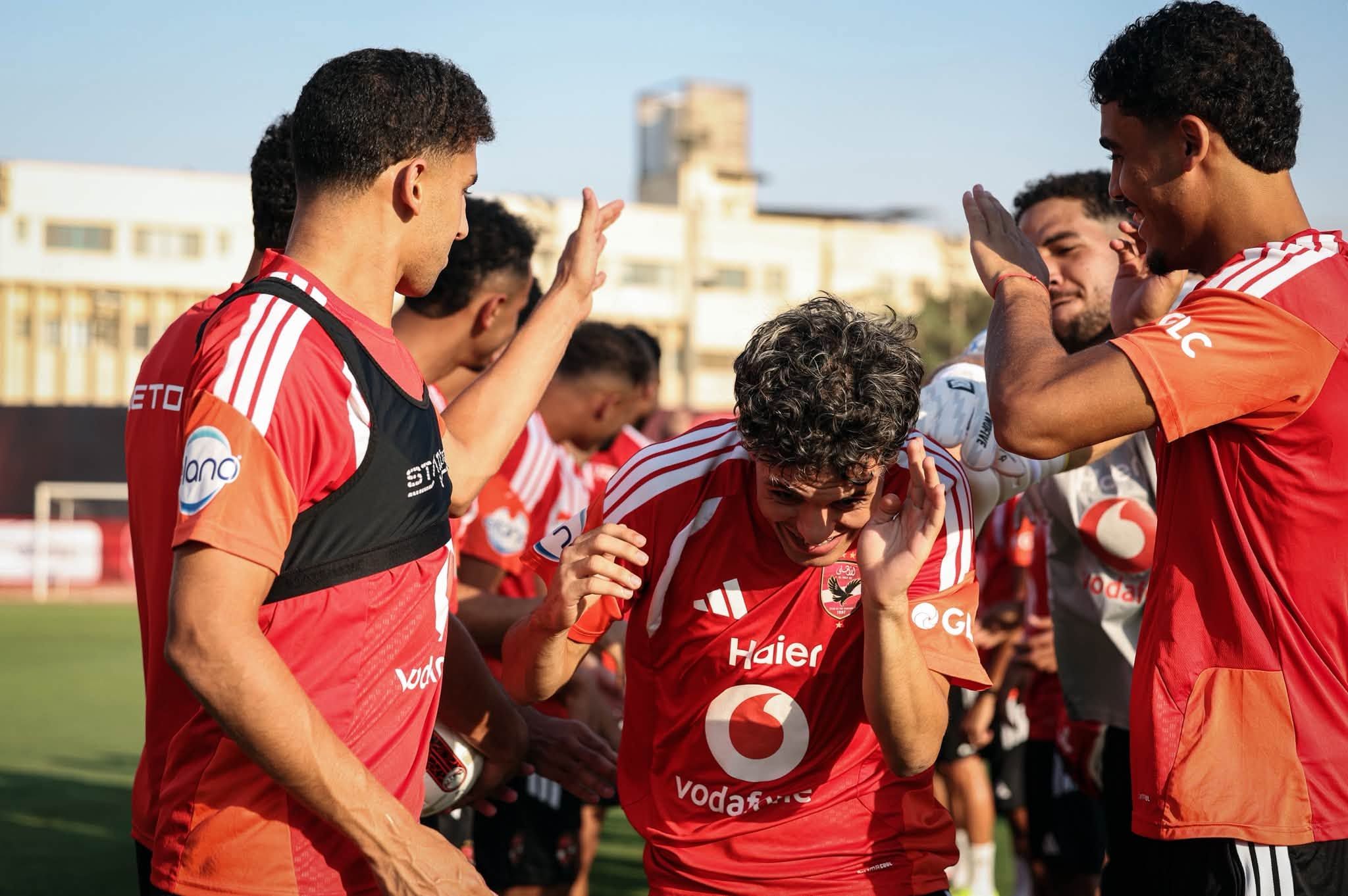 ترحيب لاعبى الاهلى بمحمود صلاح