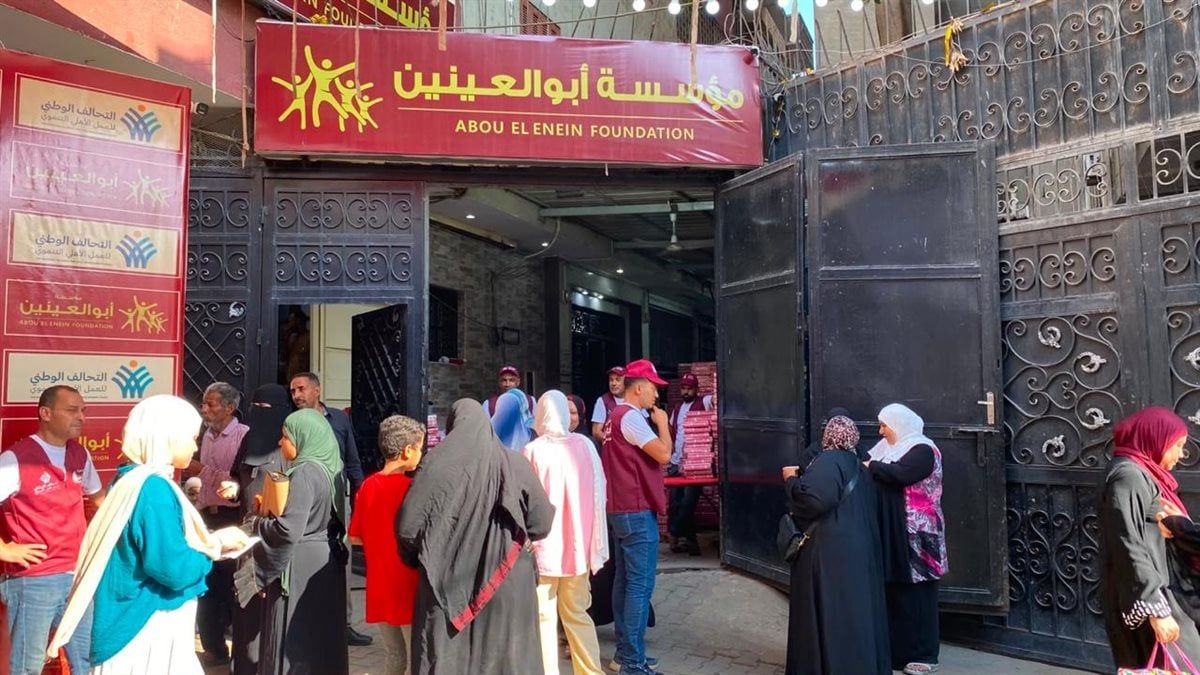 تحت مظلة التحالف الوطني.. مؤسسة أبو العينين توزع حلوى المولد النبوي في شوارع الجيزة