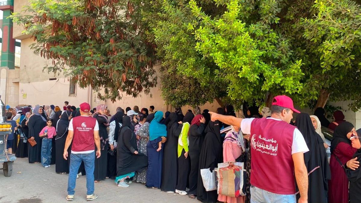 تحت مظلة التحالف الوطني.. مؤسسة أبو العينين توزع حلوى المولد النبوي في شوارع الجيزة