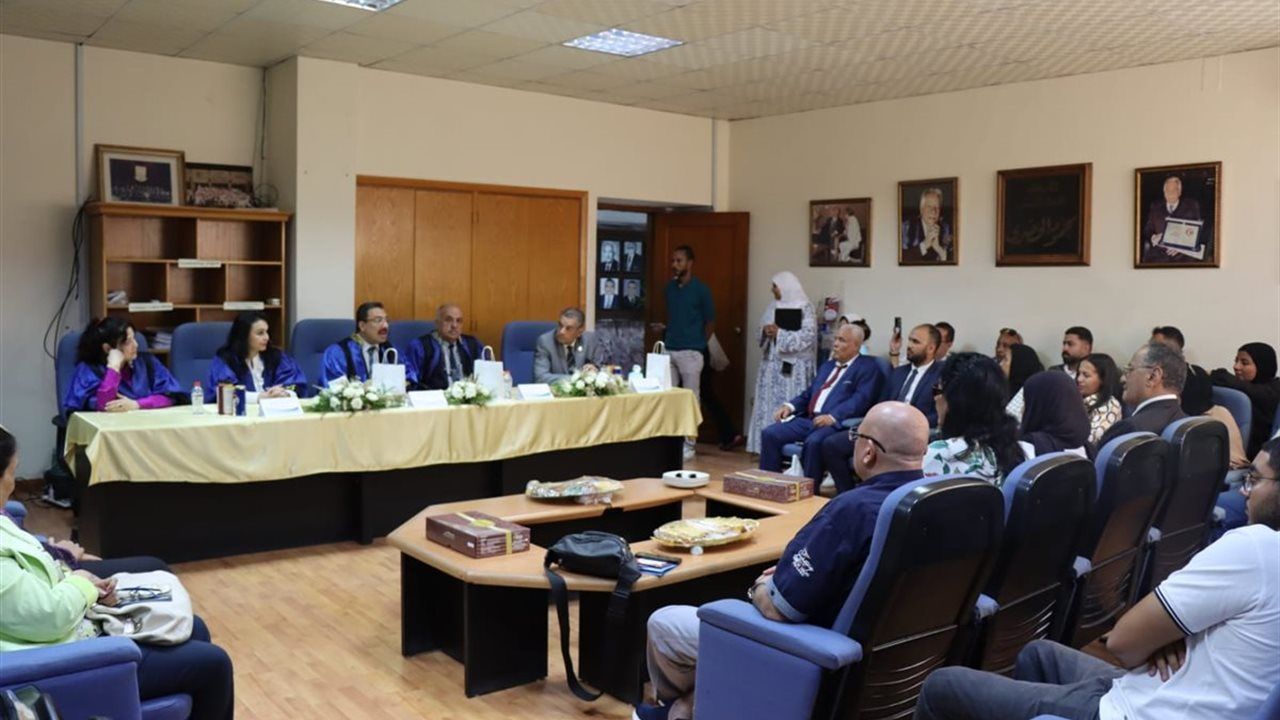 رئيس جامعة الإسكندرية يشارك في مناقشة دراسة حول تقنية الليزر المائي في جراحات الأسنان