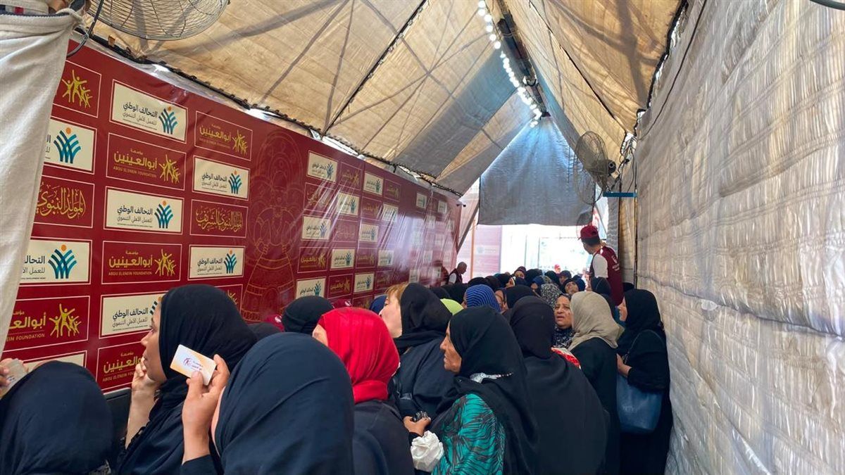تحت مظلة التحالف الوطني.. مؤسسة أبو العينين توزع حلوى المولد النبوي بشوارع الجيزة