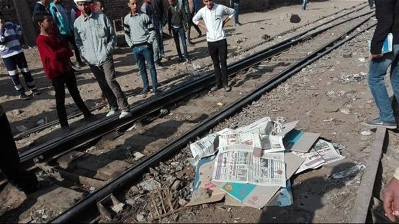حاول عبور المزلقان فسقط أسفل العجلات... مصرع شاب أسفل عجلات قطار بالشرقية