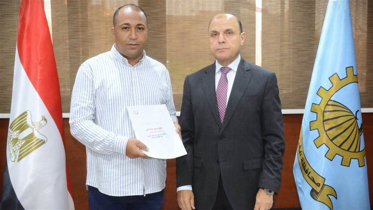 محافظ الغربية يُسلّم 5 عقود تقنين لأراضي أملاك الدولة للمستفيدين عبر المنصة الوطنية