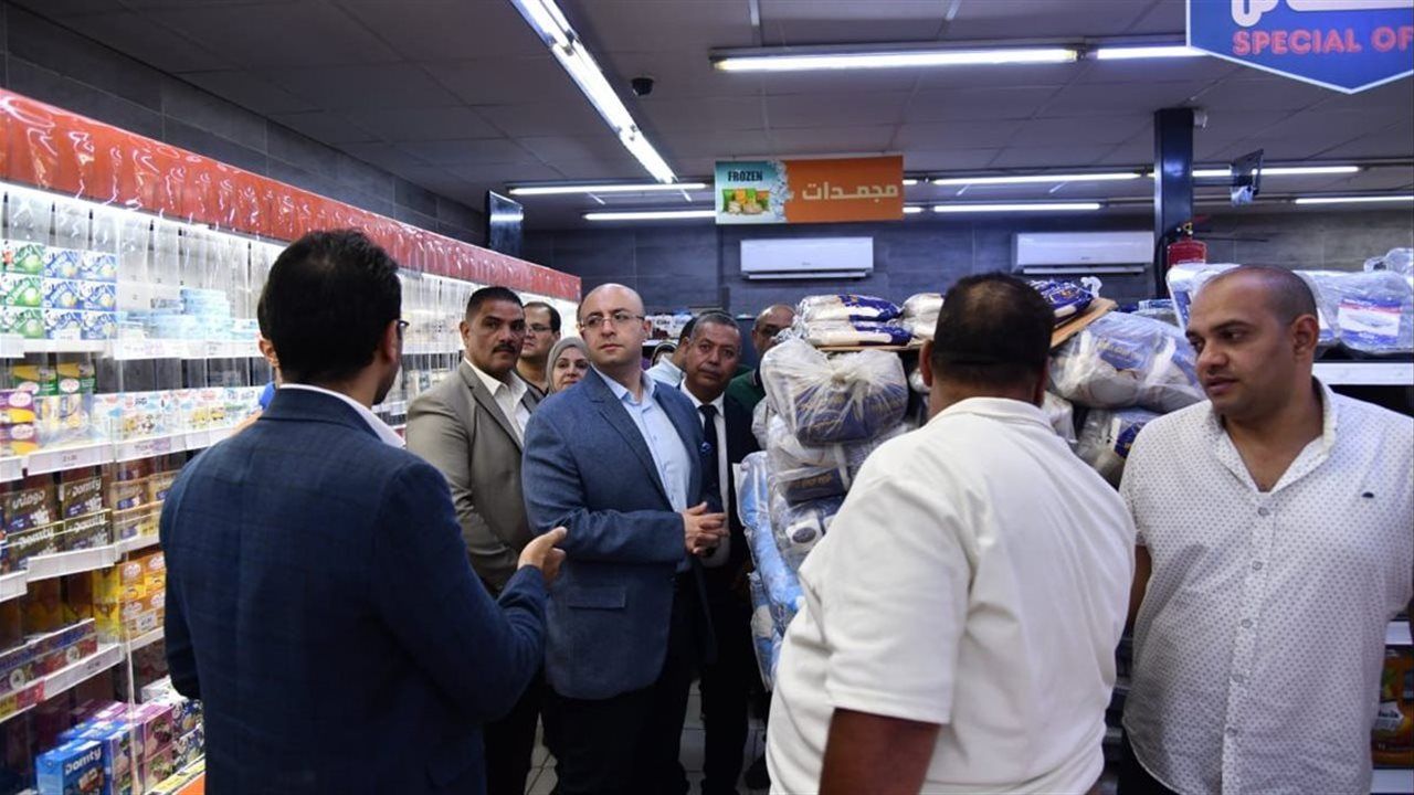 محافظ الفيوم يتفقد منافذ بيع السلع والمخابز بأبشواي ويتابع توافر المنتجات والأسعار