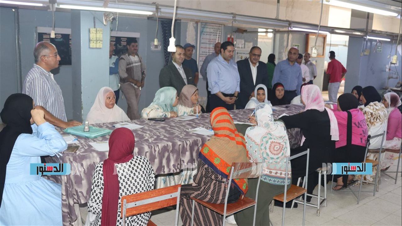 نائب محافظ بني سويف يتفقد الإعداد والتجهيز لتدشين مبادرة "منطقة صناعية بلا أمية"