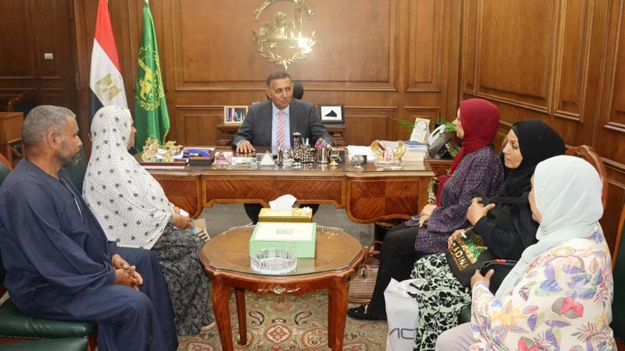 محافظ القليوبية يسلم بطاقة «تكافل وكرامة» لمواطنة استجاب لطلبها خلال لقاء المواطنين بطوخ