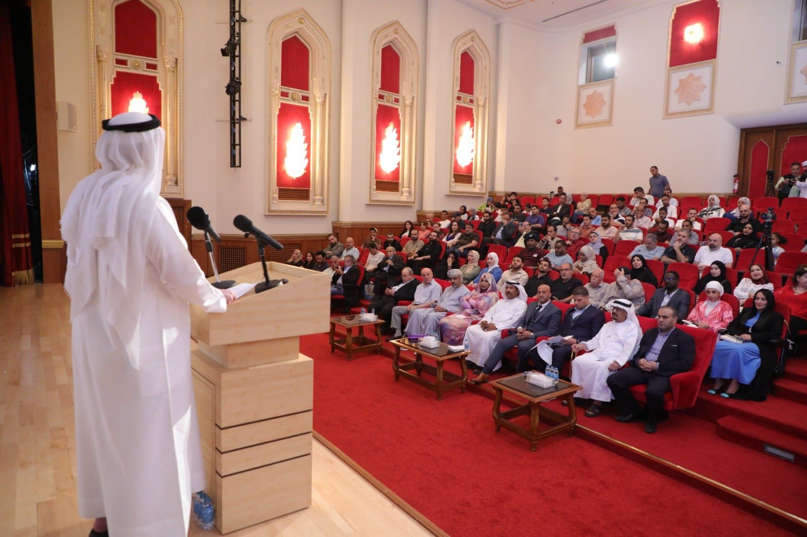 خلال الأمسية الشعرية