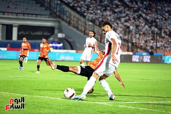 لاعب الزمالك يحول المرور بالكرة من لاعب البنك الاهلى