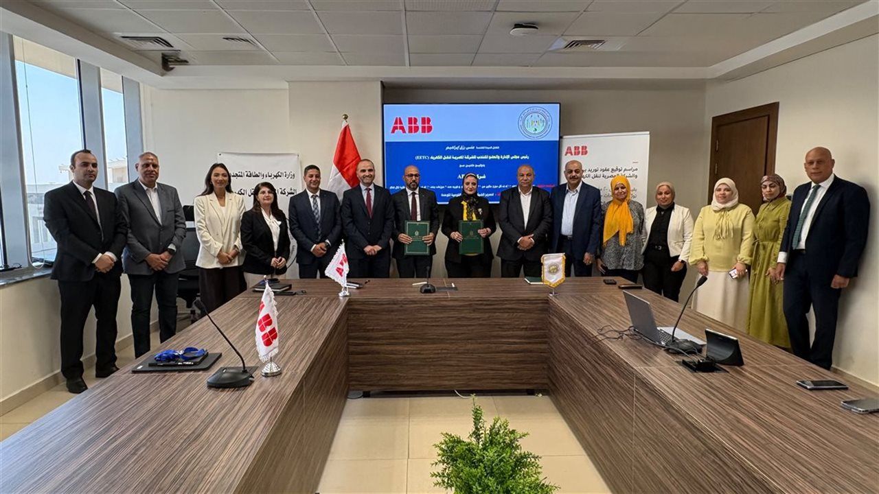 "المصرية لنقل الكهرباء" توقع عقدين مع ABB لتوريد 12 موزع جهد 11 كيلوفولت