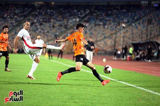 لاعب البنك الاهلى يقطع الكرة قبل ناصر منسى على خط التماس