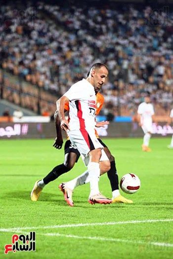 ناصر منسى لاعب الزمالك يحاول المرور من لاعب البنك الاهلى