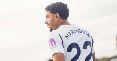 عمر مرموش يرتدي القميص رقم 22 مع توتنهام