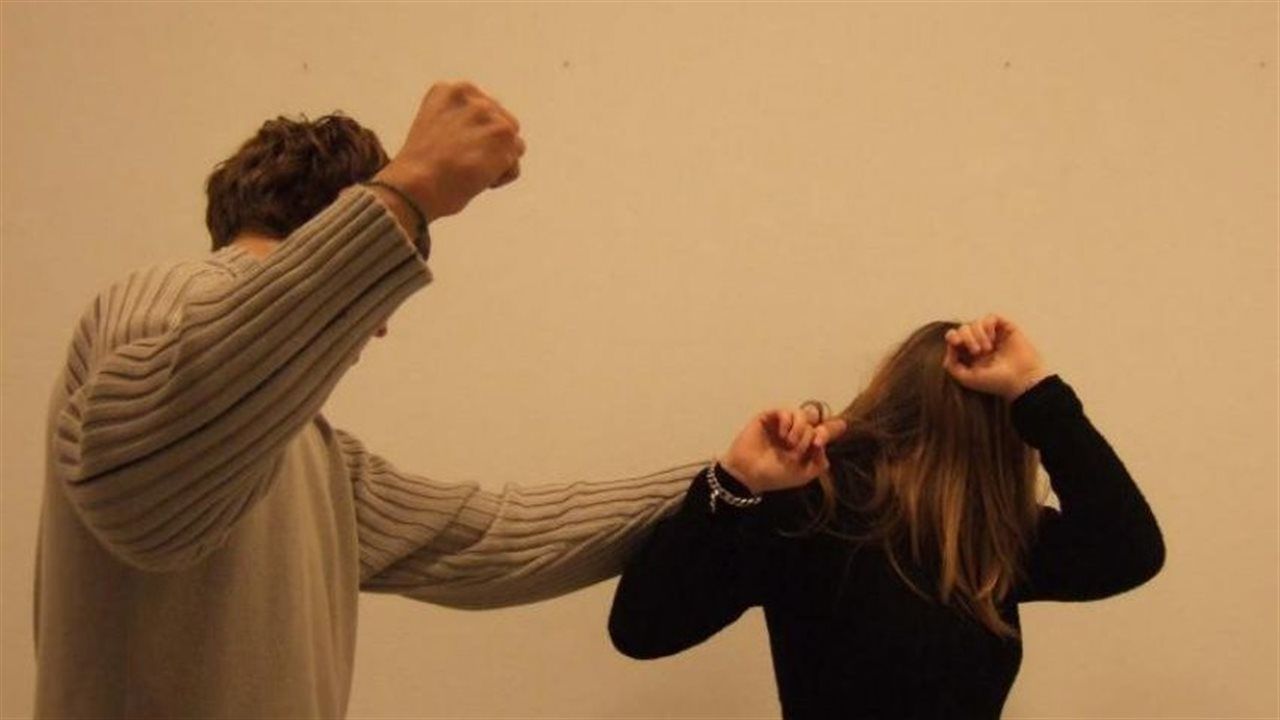 ضرب الزوجة.. كيف تثبت الضرر أمام محكمة الأسرة؟
