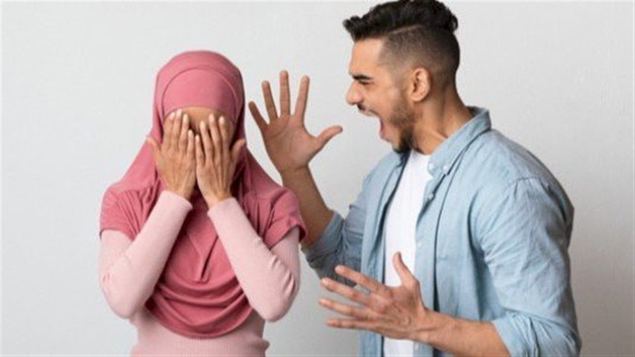 الزوجة تطلب الطلاق بسبب الضرب.. ما الأدلة التي تقبلها المحكمة؟