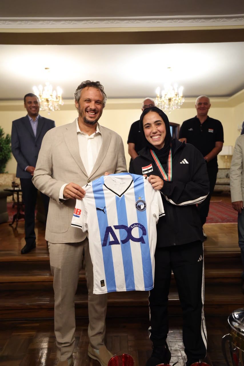 ممدوح عيد يكرم منتخب مصر للكرة الطائرة للسيدات