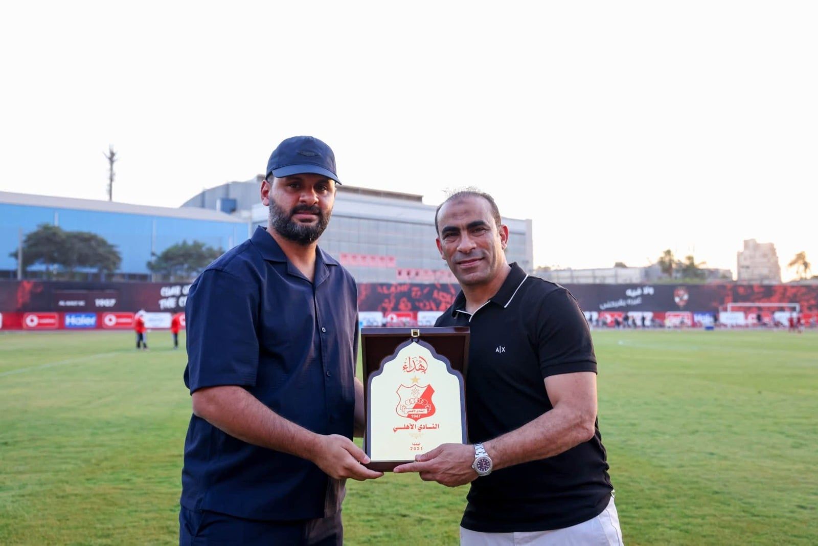 سيد عبد الحفيظ يتبادل الهدايا مع رئيس النادي الليبي سيد عبد الحفيظ يتبادل الهدايا مع رئيس النادي الليبي