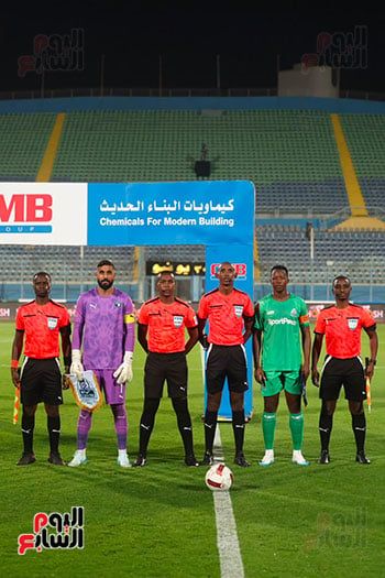 كابتن الفريق مع حكم اللقاء بيراميز وجورماهيا الكيني