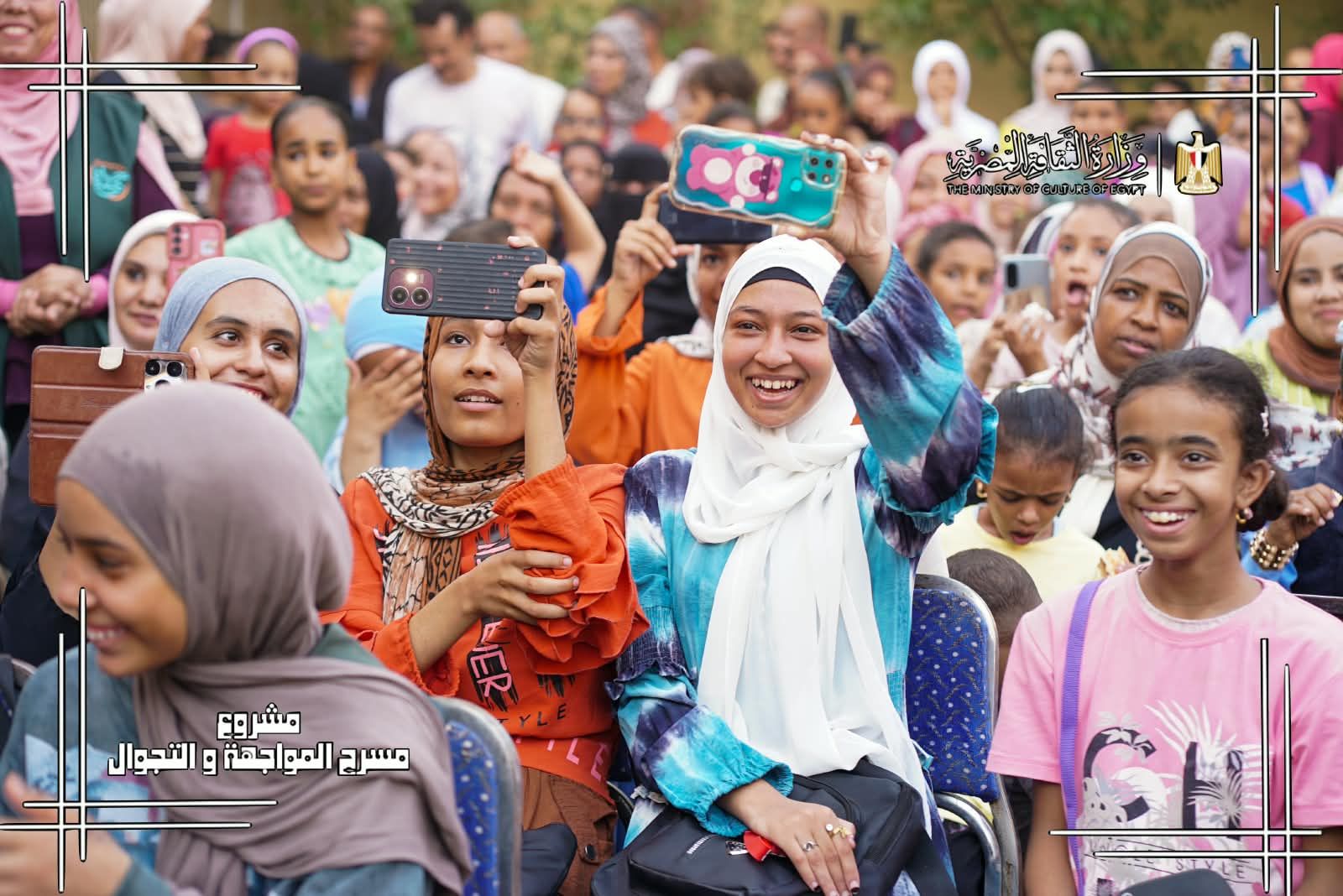 الأهالي تتابع العروض الأهالي تتابع العروض