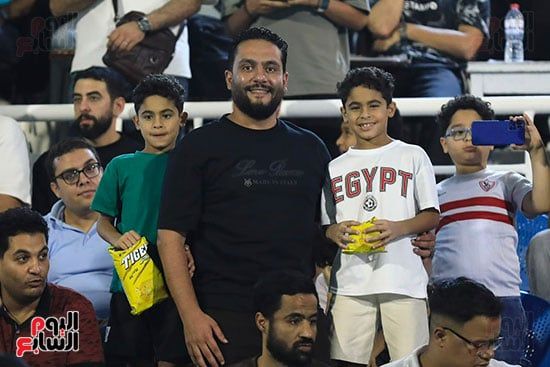 مصطفي الدكش مع ابنائه ف المدرجات