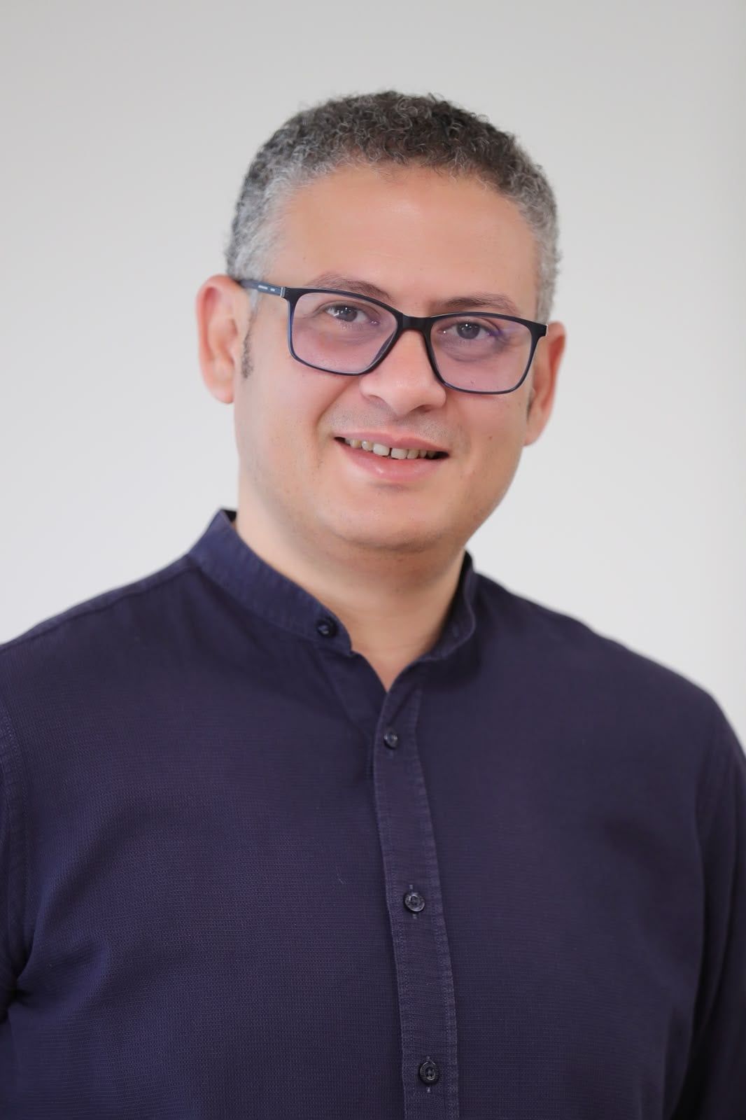 الكاتب الصحفي علي عبد الغني الكاتب الصحفي علي عبد الغني