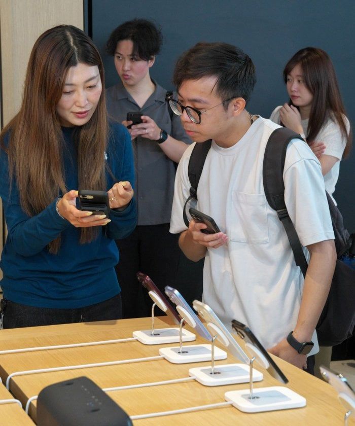 عملاء يجربون هاتف iPhone 18 Pro الجديد.