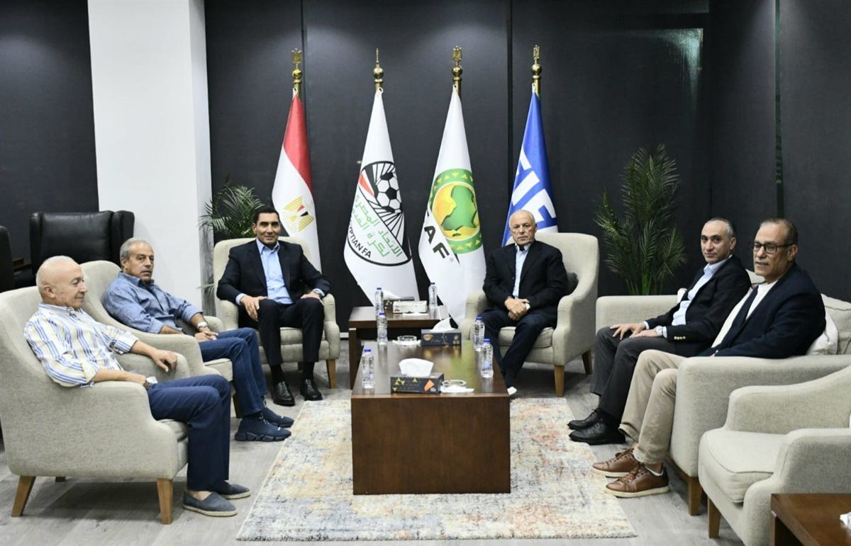 وزير الرياضة مع لاعبي منتخب مصر