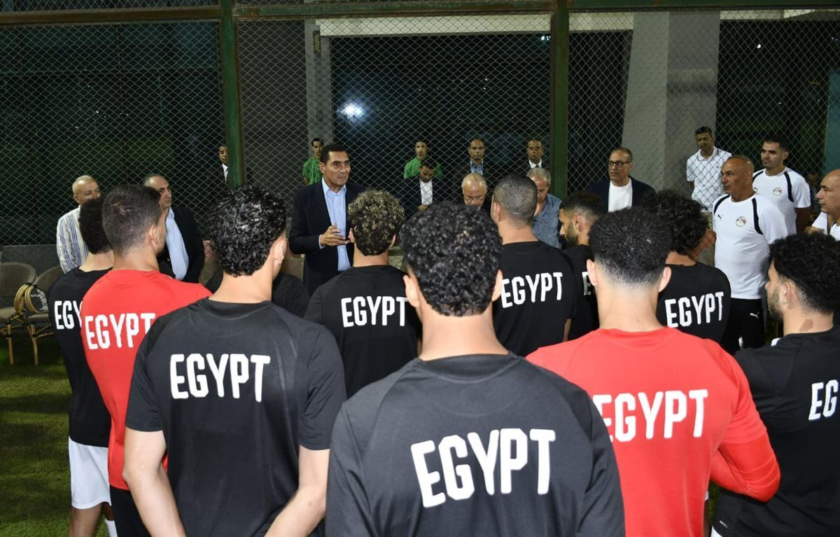 وزير الرياضة مع لاعبي منتخب مصر