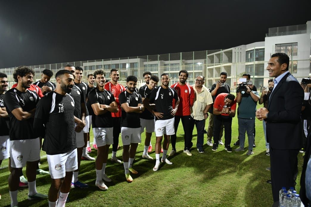 وزير الرياضة مع لاعبي منتخب مصر