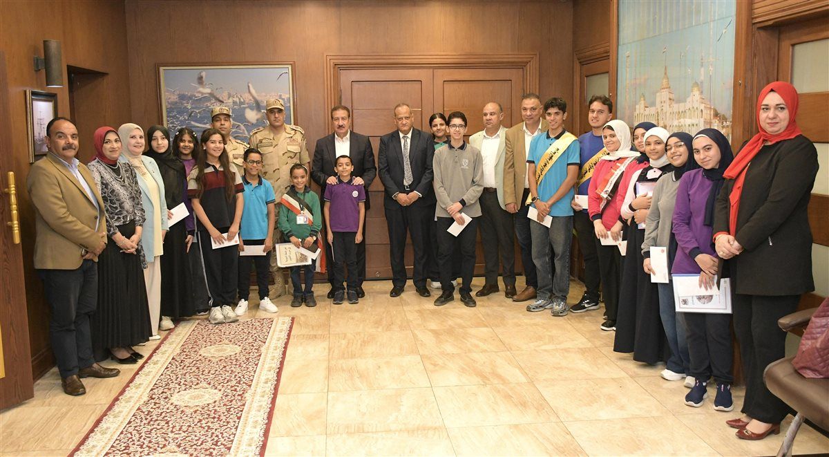 محافظ بورسعيد يكرم المتفوقين من طلاب فرسان القراءة 