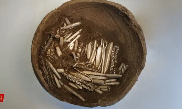 حلى ومشغولات ذهبية داخل احدى الجرار حلى ومشغولات ذهبية داخل احدى الجرار