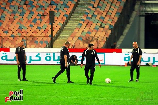 الجهاز الفنى يتناقل الكرة على هامش تدريب المنتخب