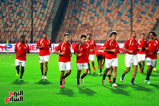 لاعبى المنتخب خلال عملية الاحماء