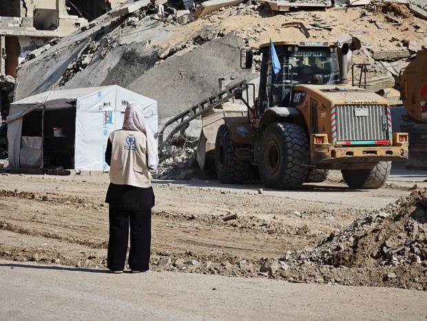 تؤكد المهندسة في برنامج الأغذية العالمي نهال أبو حسن أن الأنقاض تمثل حياة الناس وذكرياتهم