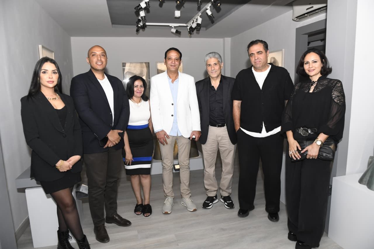 الفنان عصام درويش مع ضيوف معرضه الفنان عصام درويش مع ضيوف معرضه