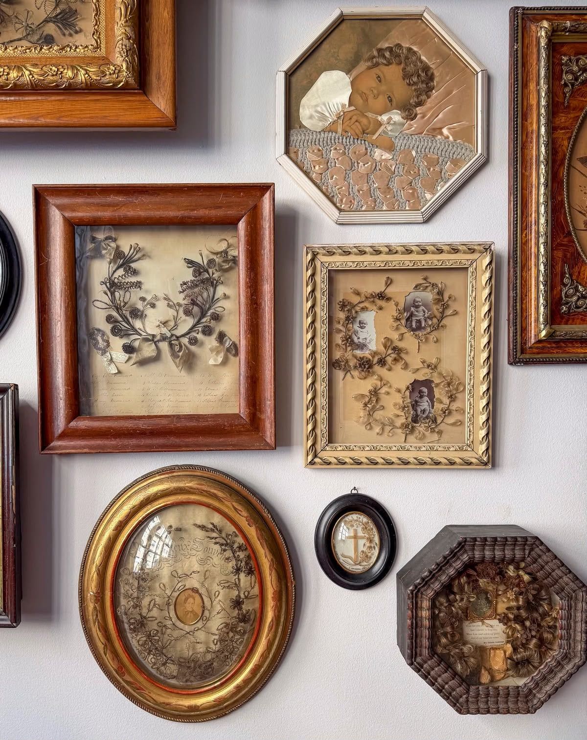 بعض اللوحات المعروضة بعض اللوحات المعروضة