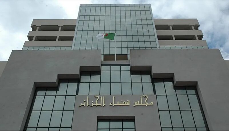 عشريني يسرق مفاتيح ويسطو على ما قيمته 5 ملايير سنتيم مصوغ ومبالغ مالية بإقامة راقية في العاصمة