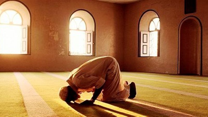 أمين الفتوى يوضح حكم قضاء الصلوات الفائتة (فيديو)