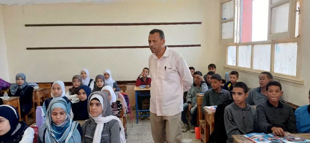 مدير "تعليم أبو تشت" بقنا يوجه التلاميذ بالحفاظ على الممتلكات العامة (صور)