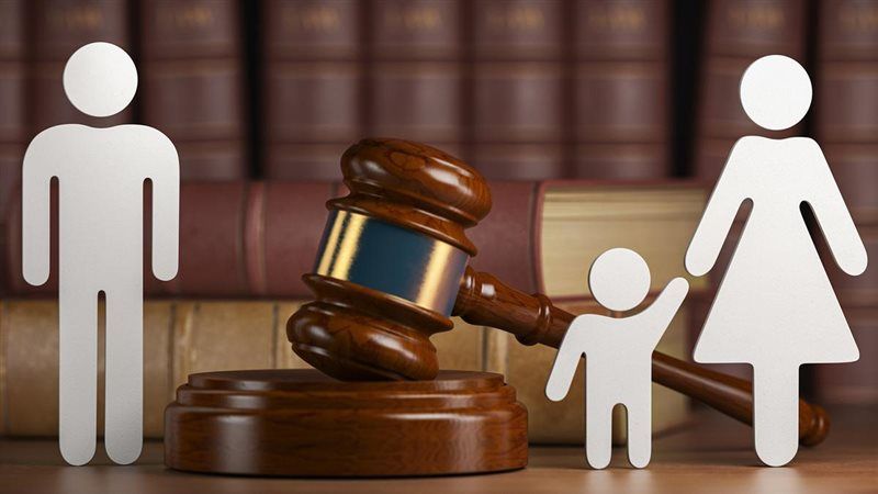"حرمتني من رؤية طفلي وأهلها تعدوا عليّ"، حكم بالحبس وإنذار بالطاعة أمام محكمة الأسرة