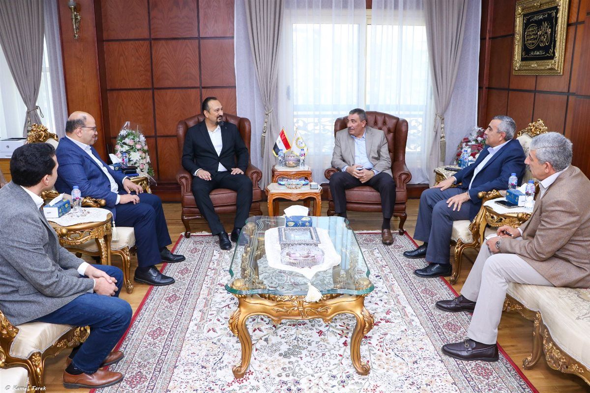 رئيس هيئة ميناء دمياط يبحث مع وفد هاباج لويد العالمية تعزيز التعاون وزيادة حركة التداول