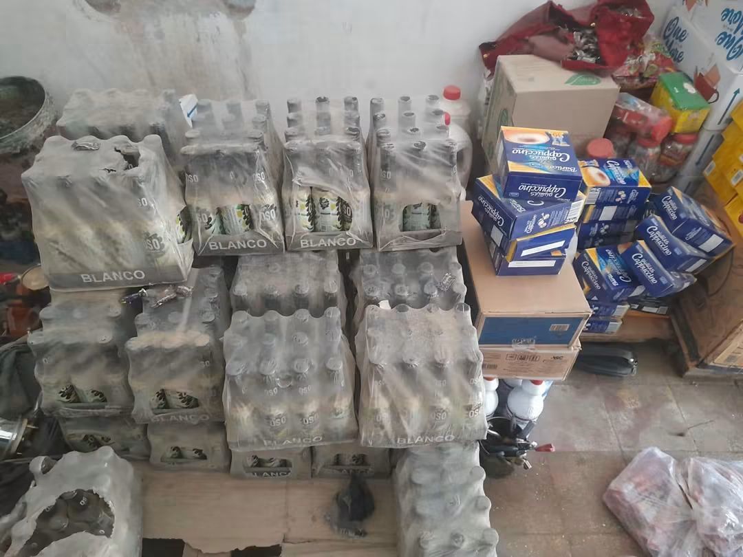 تموين قنا تضبط 4000 زجاجة مياه غازية وحلويات فاسدة (صور)