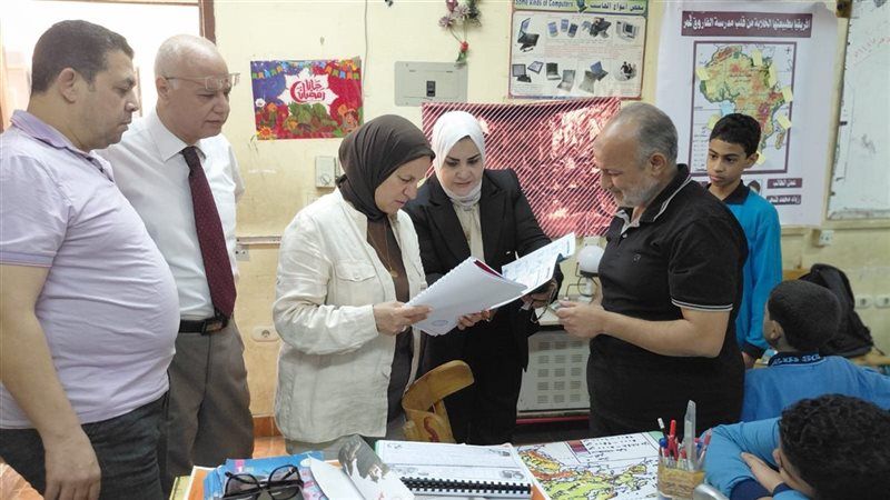 مديرة التعليم بالقاهرة تتابع اليوم الدراسي من داخل الفصول بمدارس عين شمس والسيدة زينب
