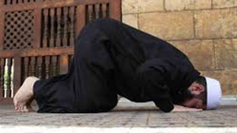 هل يجوز الإشارة أثناء الصلاة لإسكات الأطفال؟ أمين الفتوى يجيب (فيديو)