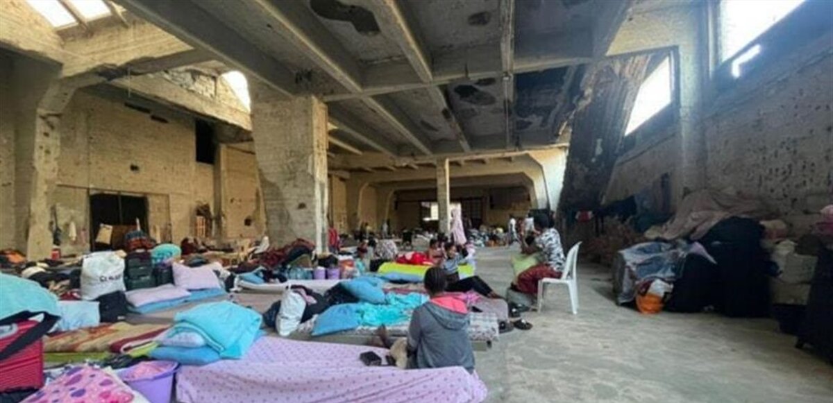 رضيع عمره 72 ساعة ينام على فراش متهالك.. تقرير يروي شهادات قاسية لعائلات نازحة داخل مراكز الإيواء