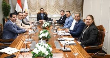وزير الرياضة يعقد اجتماعًا عبر الفيديو كونفرانس مع مديري المديريات بالمحافظات