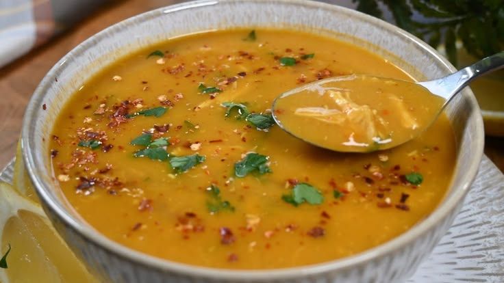 شوربة الدجاج والعدس والخضروات