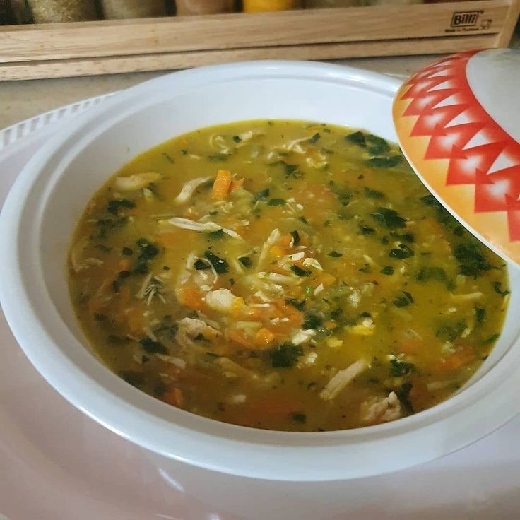 شوربة الدجاج والكرفس والجزر