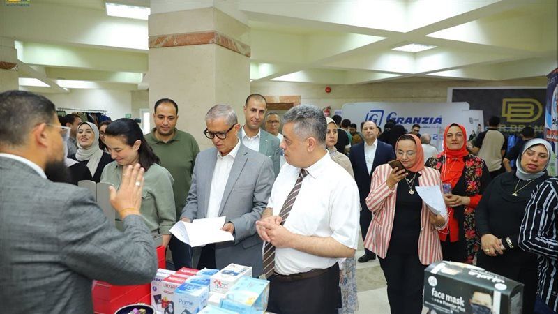 إقبال كبير على معرض المستلزمات الطبية والدراسية لطلاب "طب الإسكندرية"