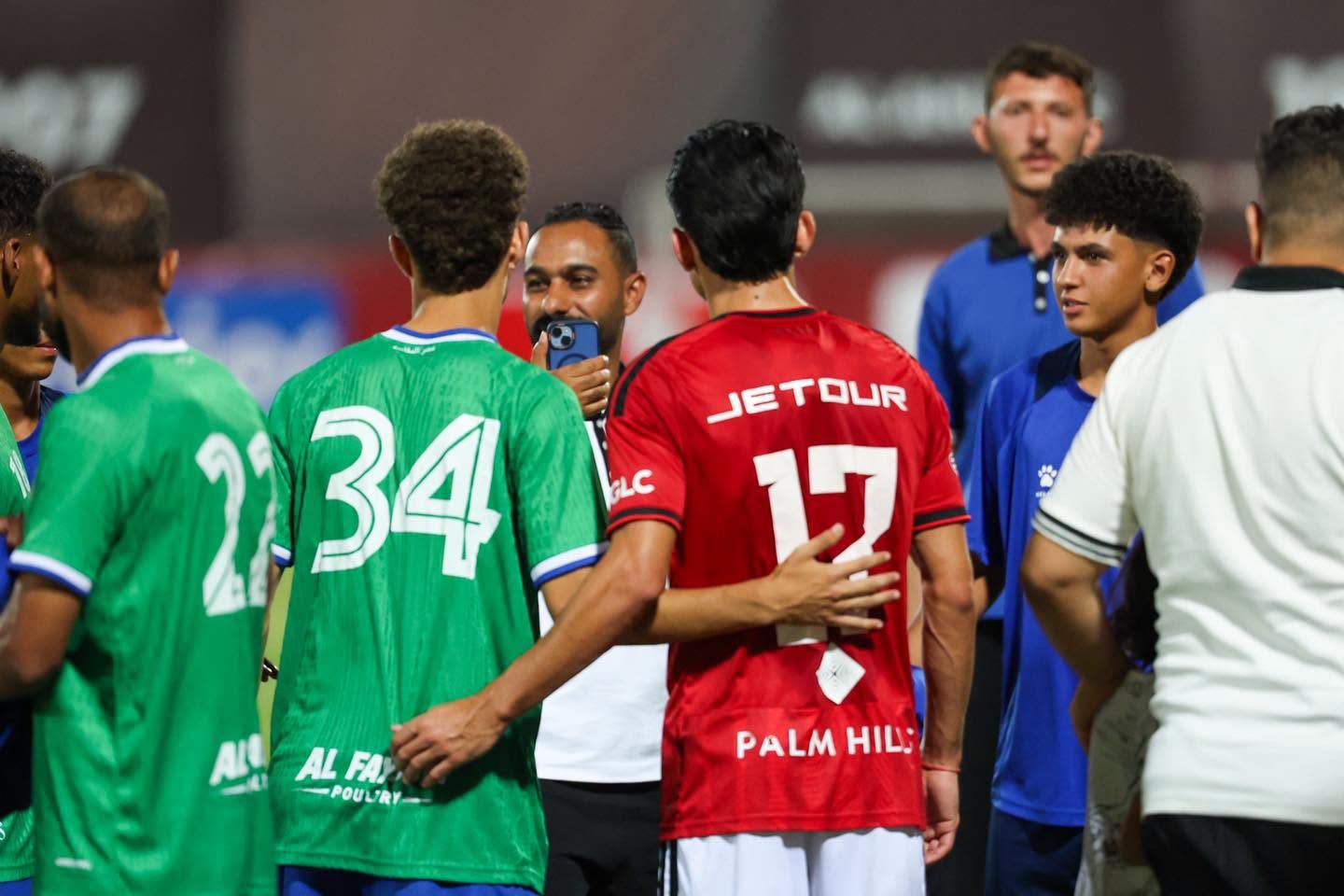 لاعبو المقاصة يلتقطون الصور مع أشرف بن شرقي