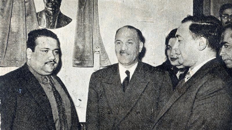 قتحى رضوان يتوسط صلاح جاهين واحمد قاسم جودة 